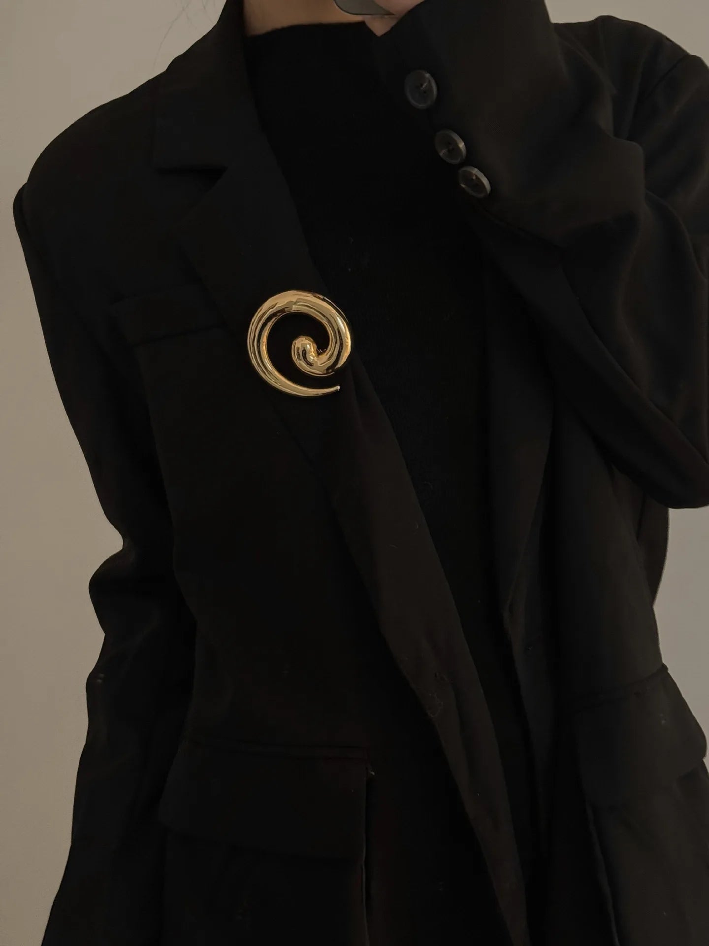 Spiral brooch