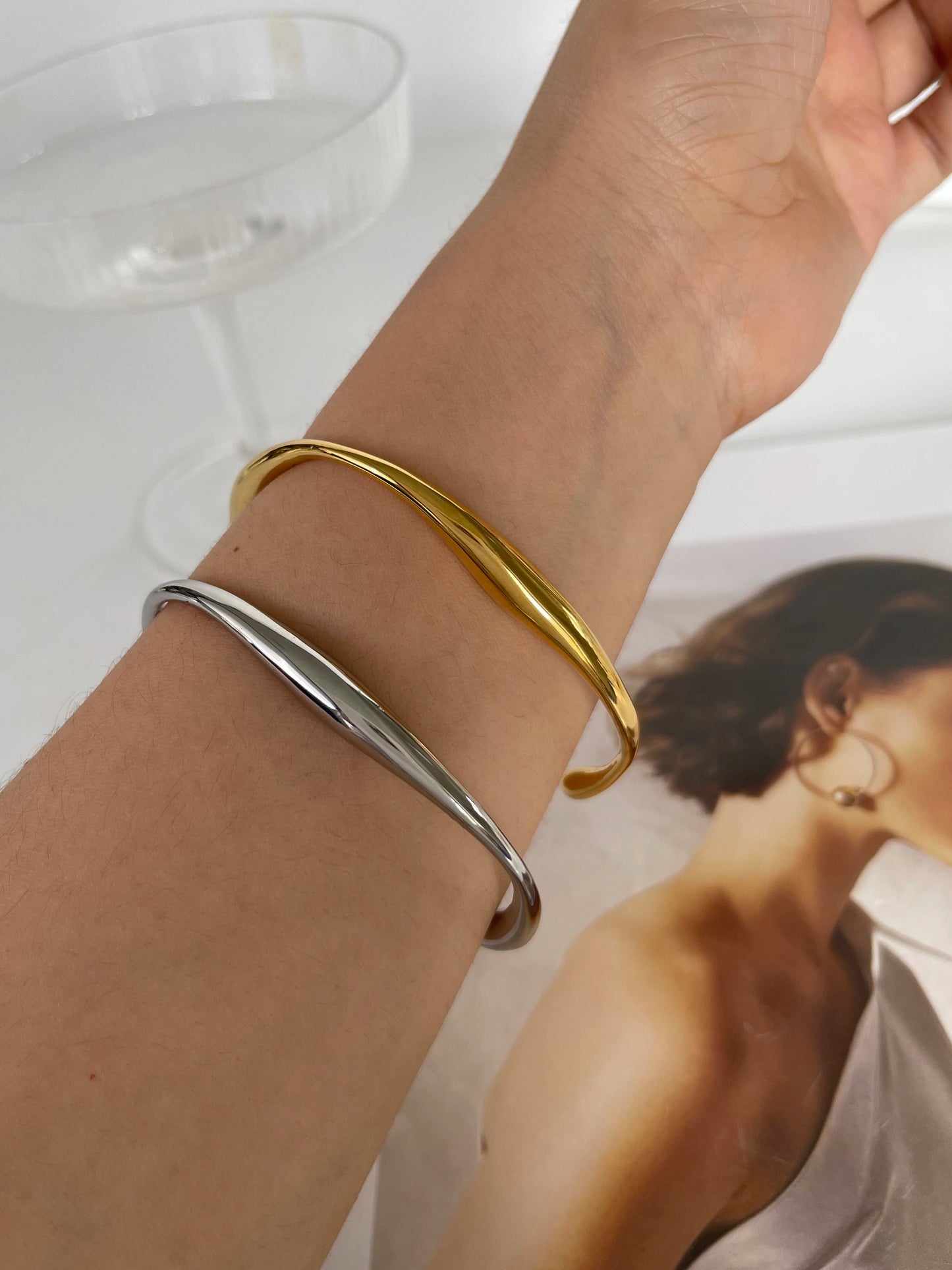 Solid gold bangle bracelet