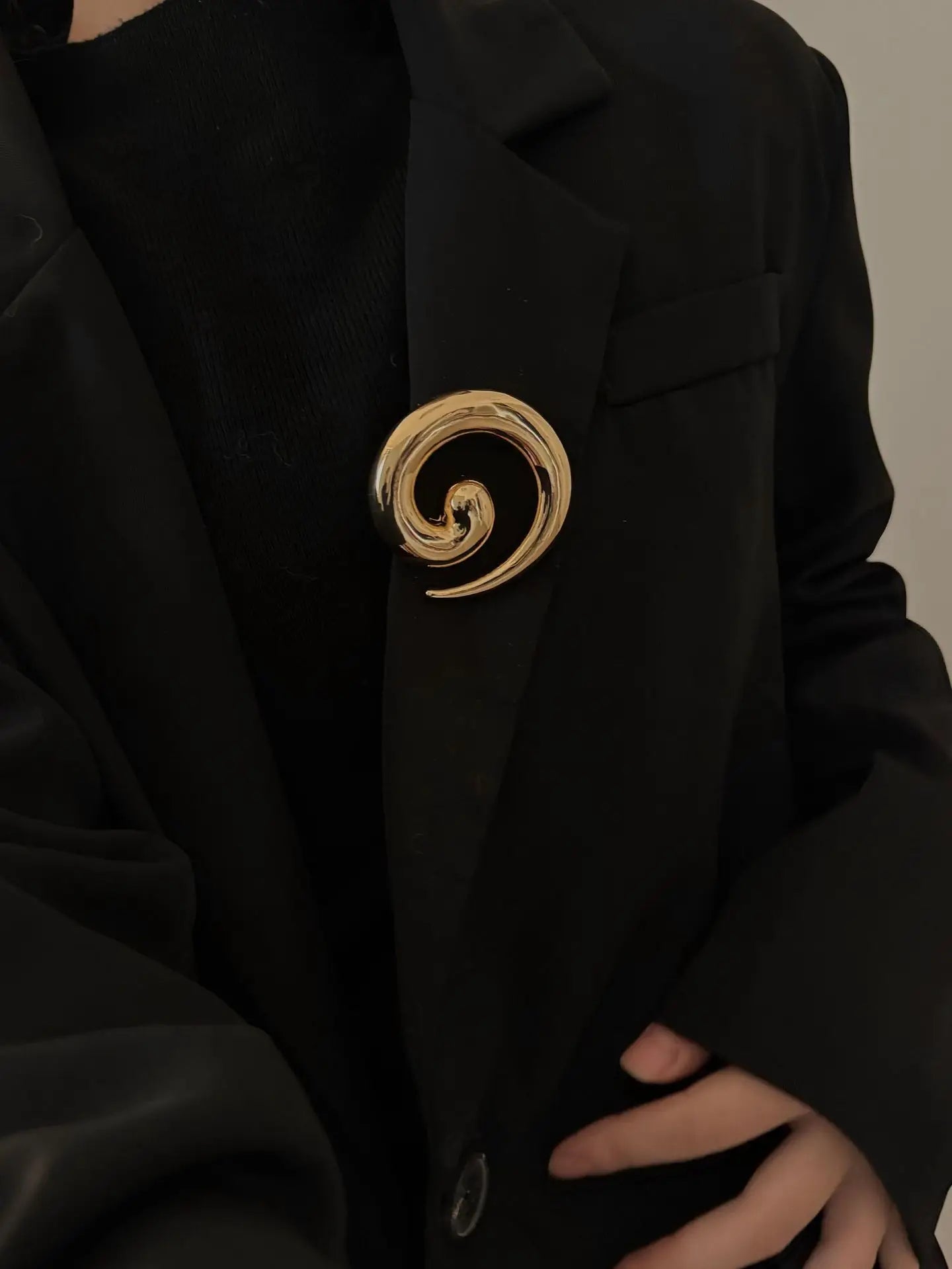 Spiral brooch