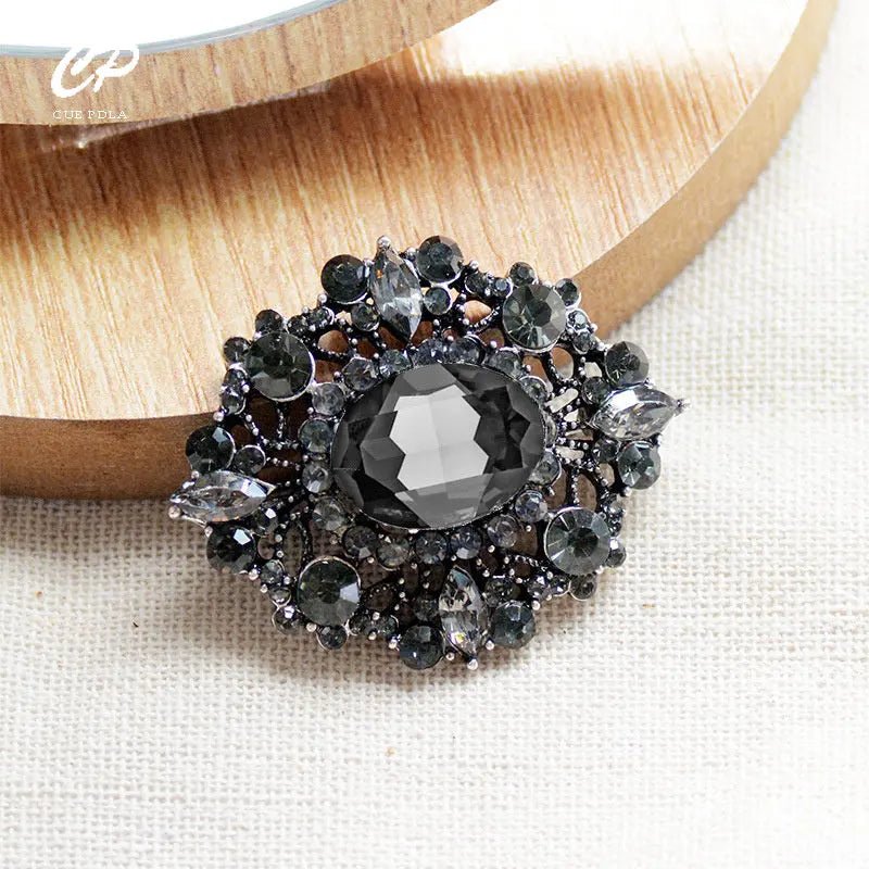 Black brooch - Jewelry Universe