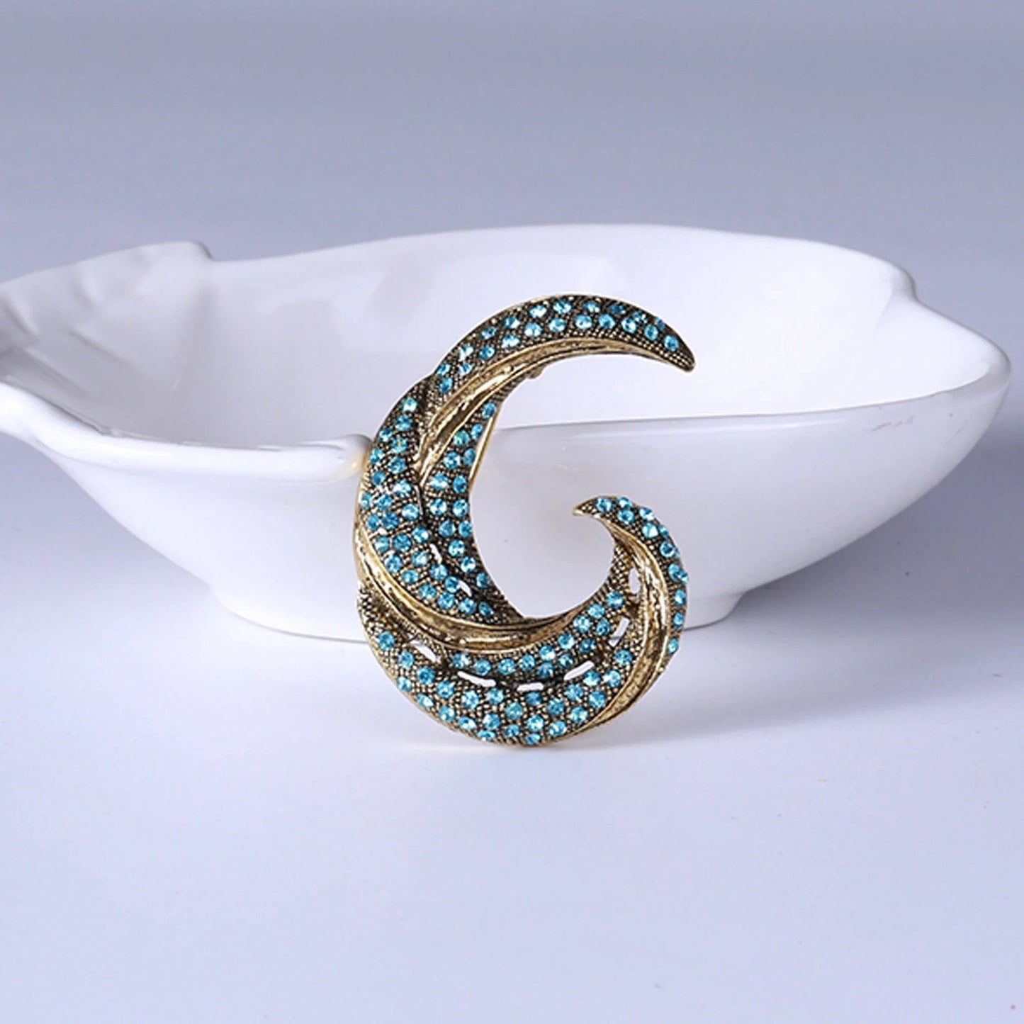 Moon brooch - Jewelry Universe