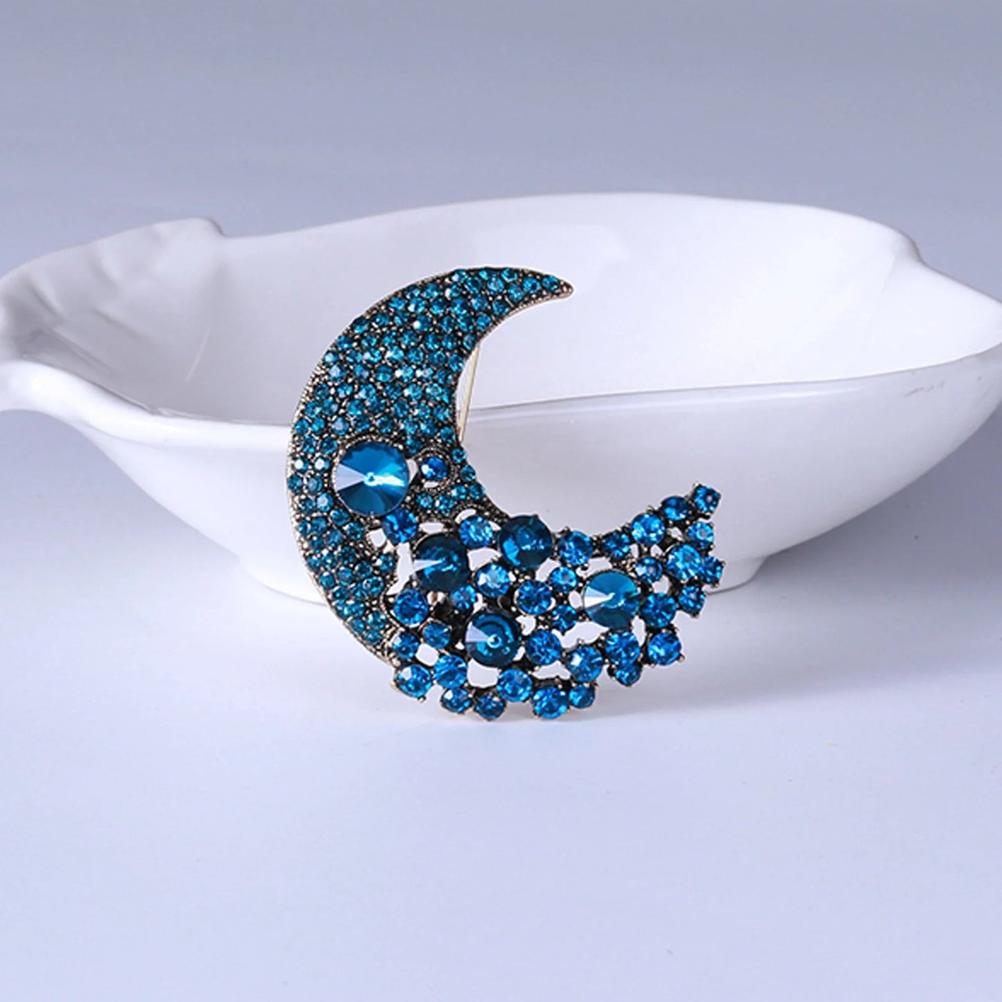 Moon brooch - Jewelry Universe