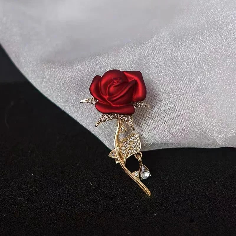 Swan brooch - Jewelry Universe