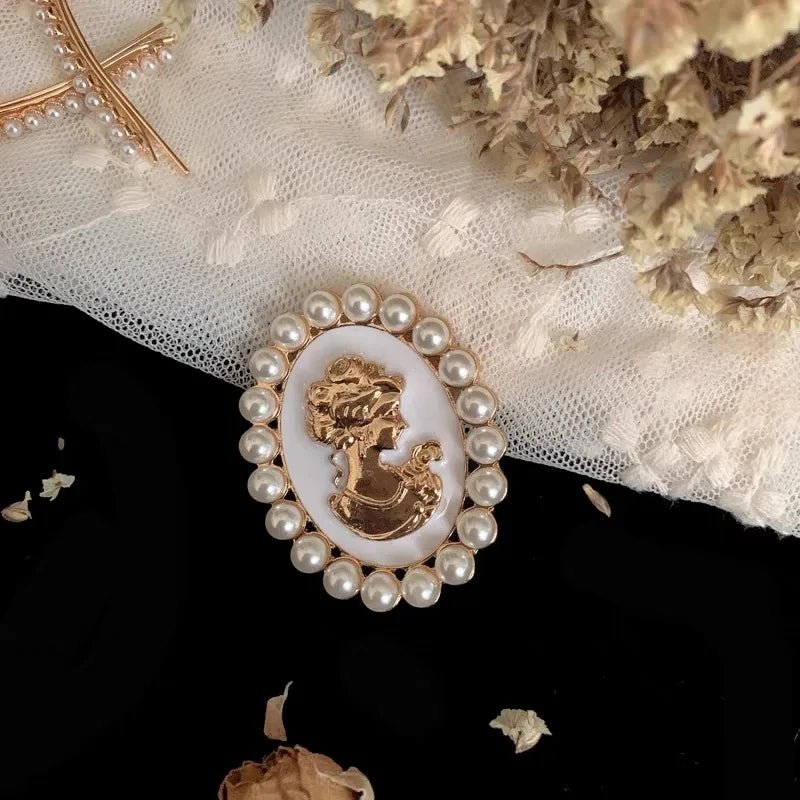 Swan brooch - Jewelry Universe