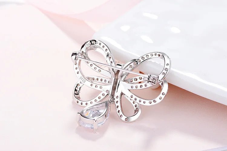 Trifari bow brooch - Jewelry Universe