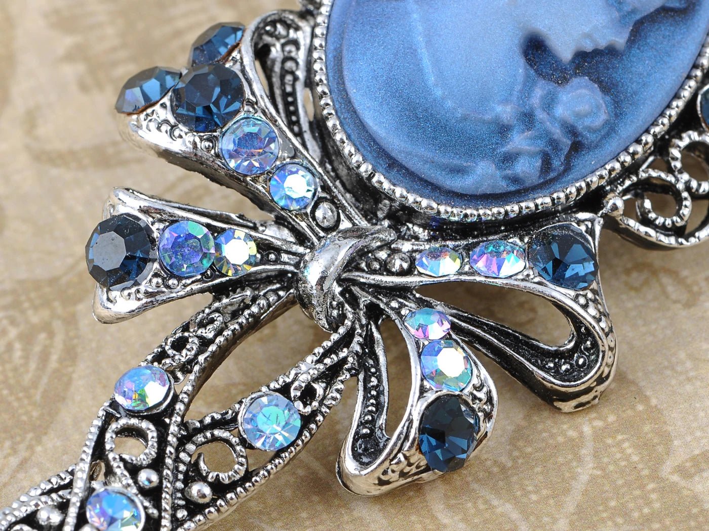 Vintage blue cameo brooch - Jewelry Universe