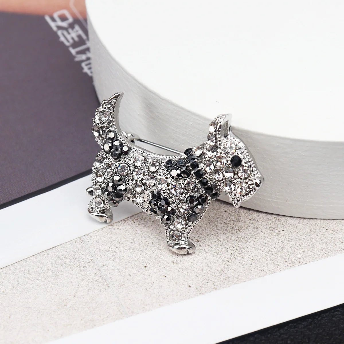 Vintage dog brooch - Jewelry Universe