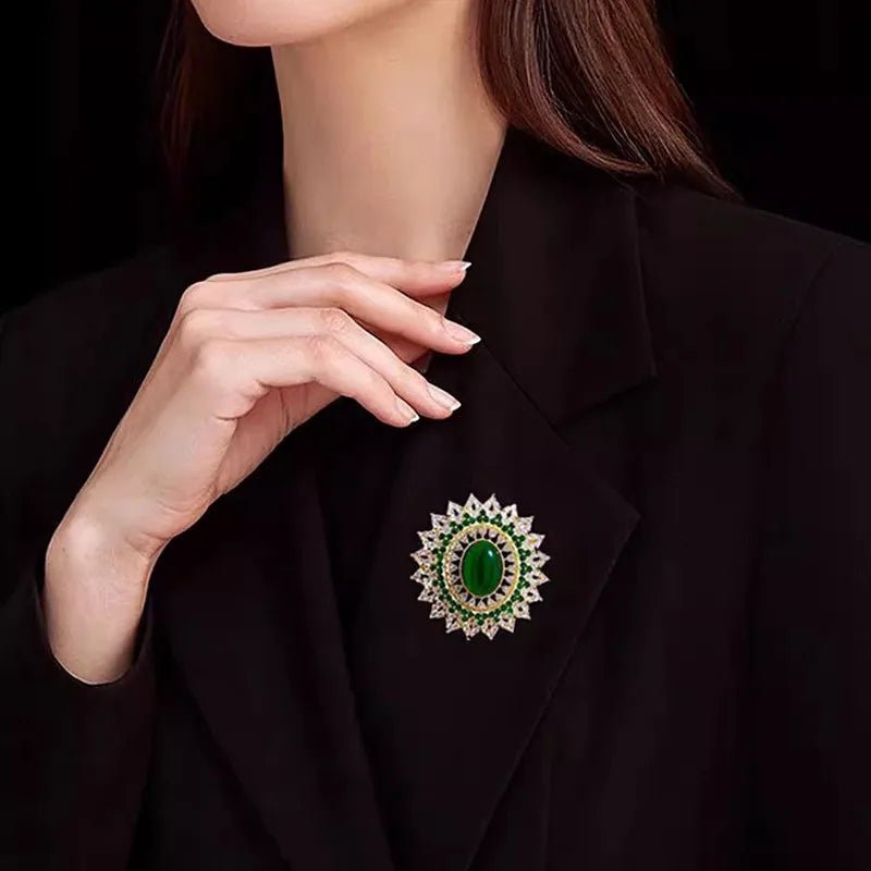 Vintage green rhinestone brooch - Jewelry Universe