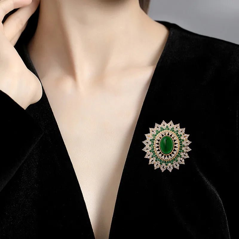 Vintage green rhinestone brooch - Jewelry Universe