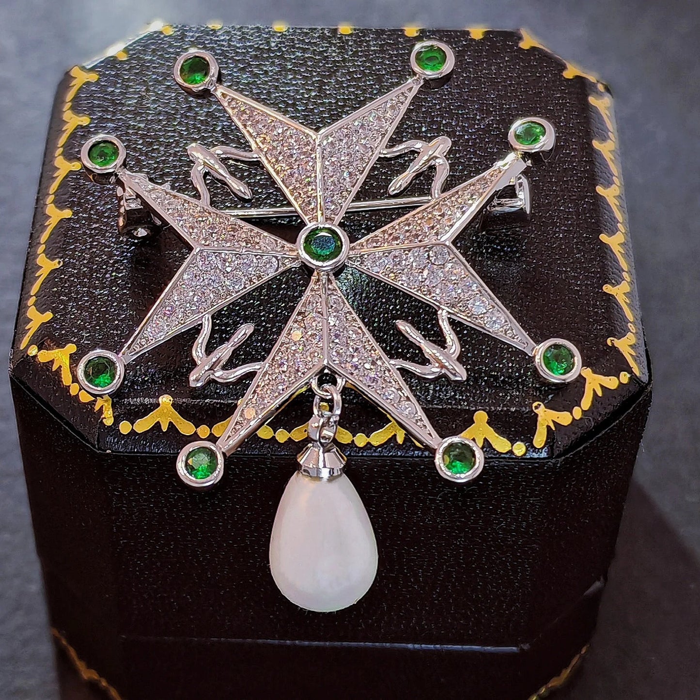 Vintage maltese cross brooch - Jewelry Universe - Jewelry making