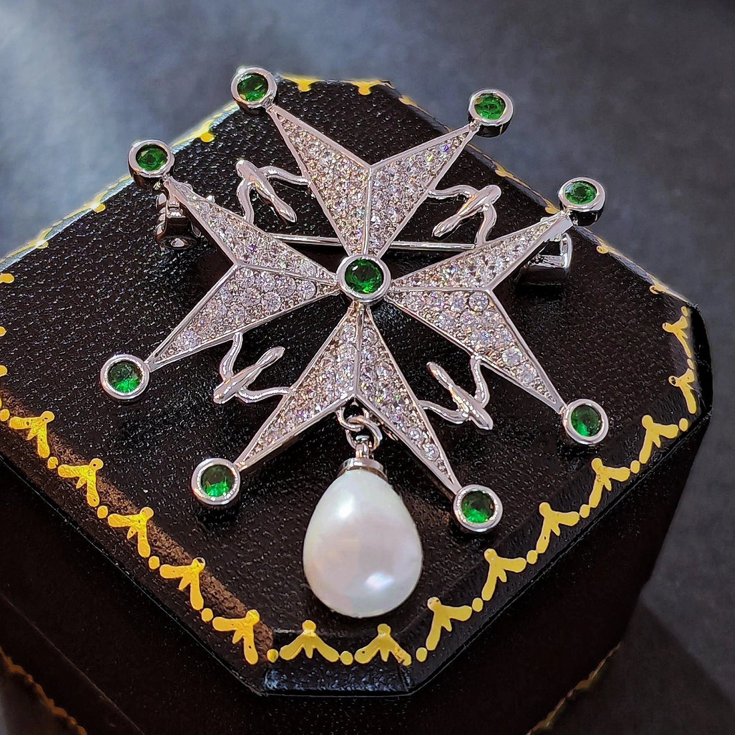 Vintage maltese cross brooch - Jewelry Universe - Jewelry making