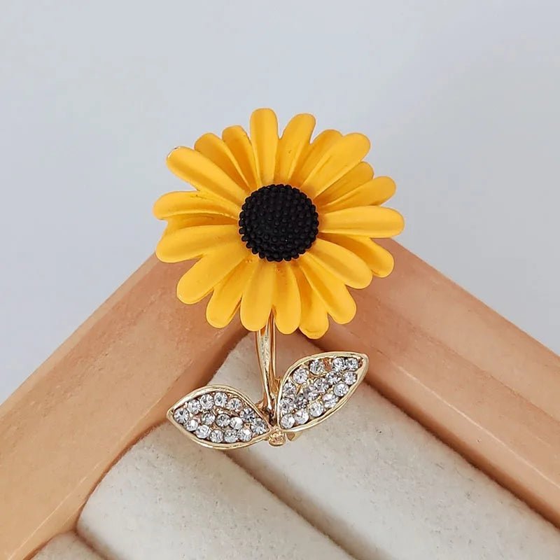 Vintage sunflower brooch - Jewelry Universe