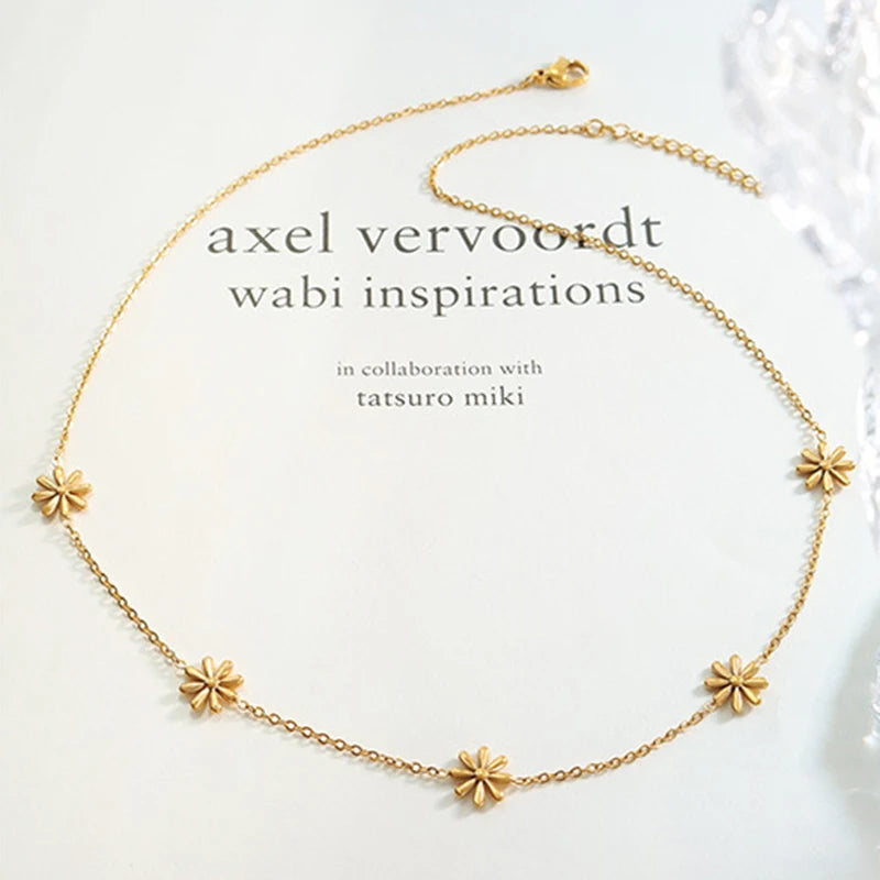 Gold daisy necklace