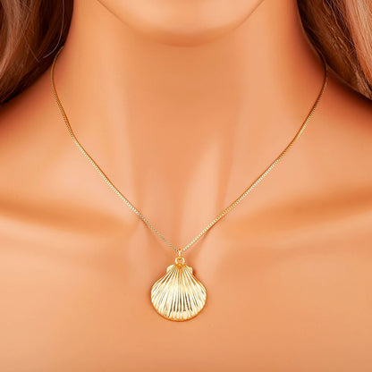 Shell pendant necklace