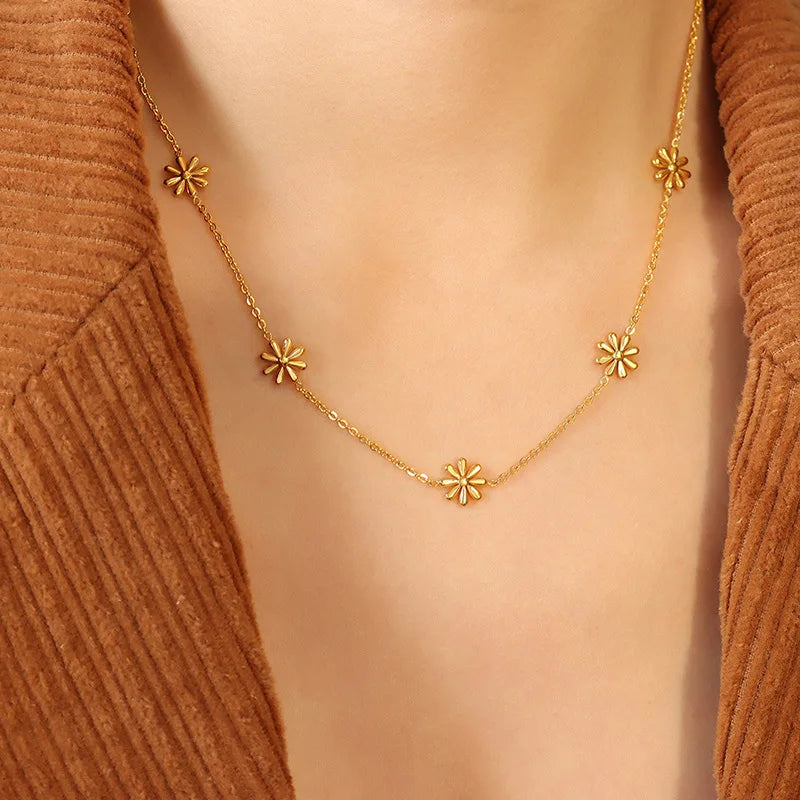 Gold daisy necklace