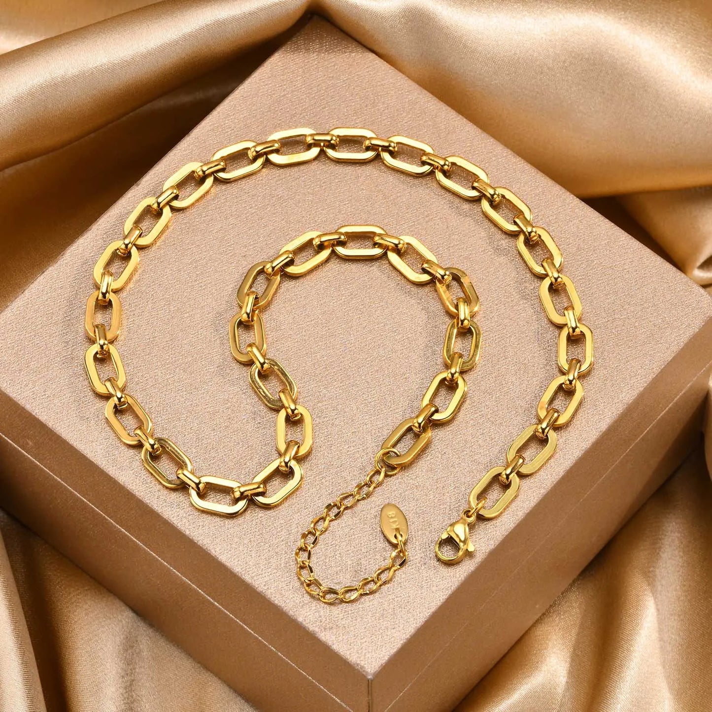 Gold chunky chain necklace