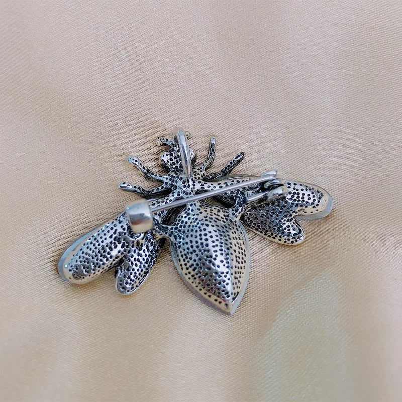 Bee brooch pin