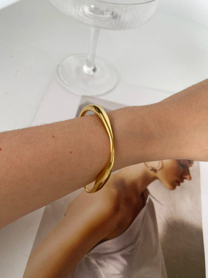 Solid gold bangle bracelet