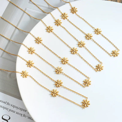 Gold daisy necklace