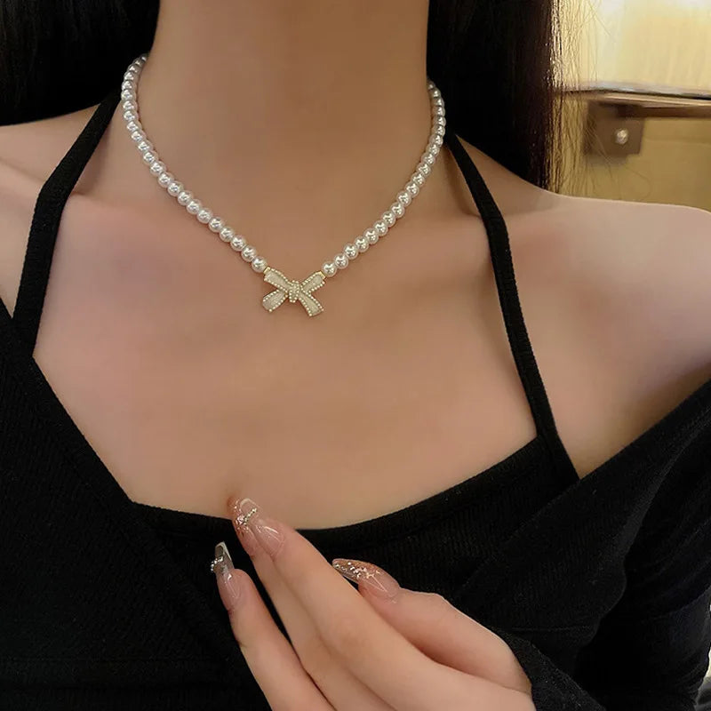 Bow pearl necklace