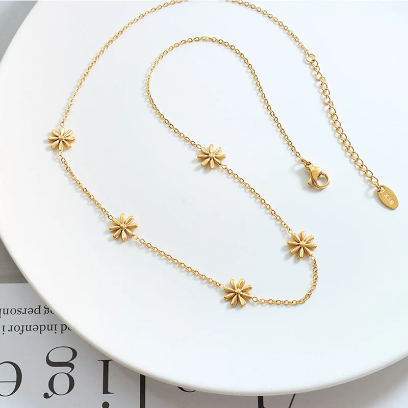 Gold daisy necklace