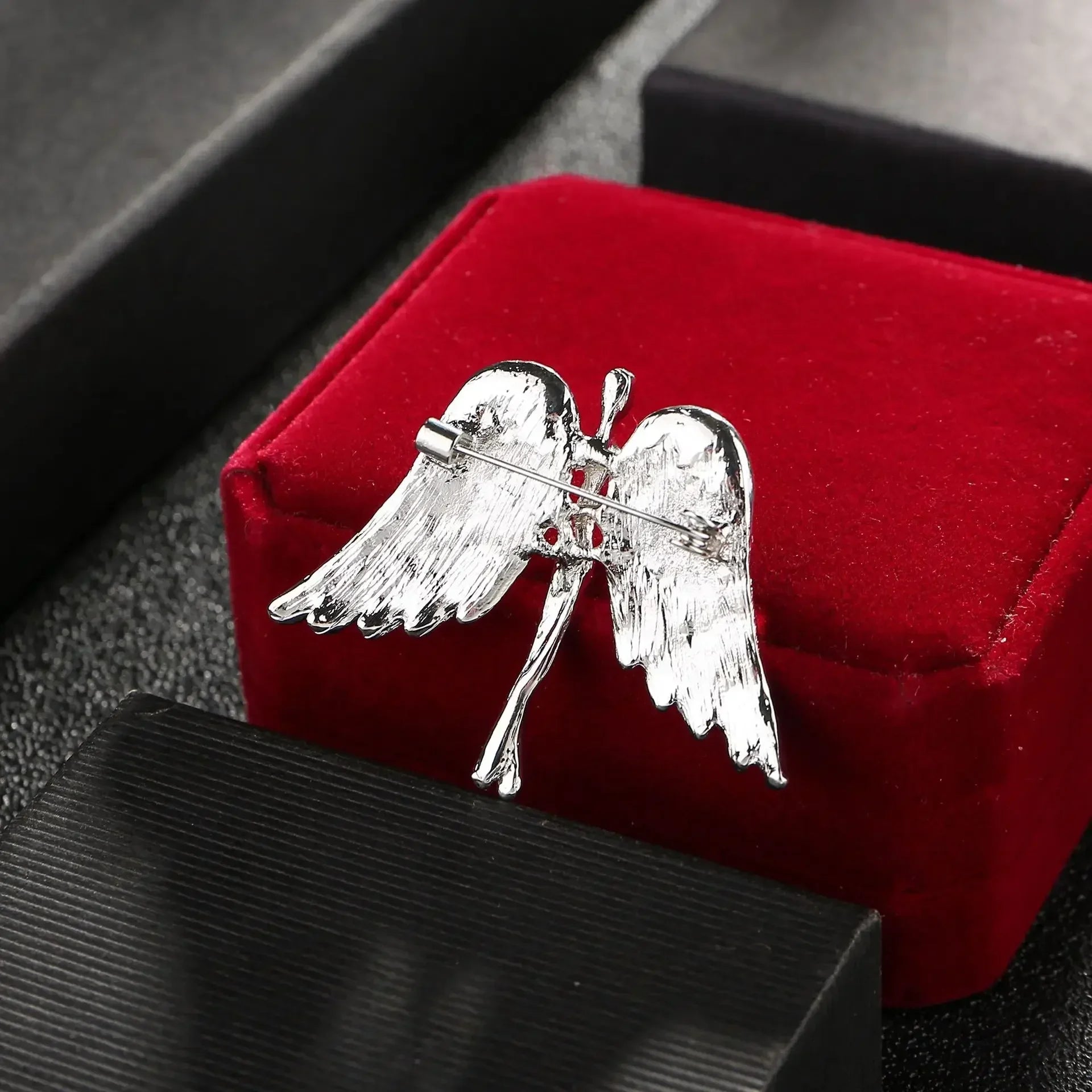 Angel brooch pin - Jewelry Universe