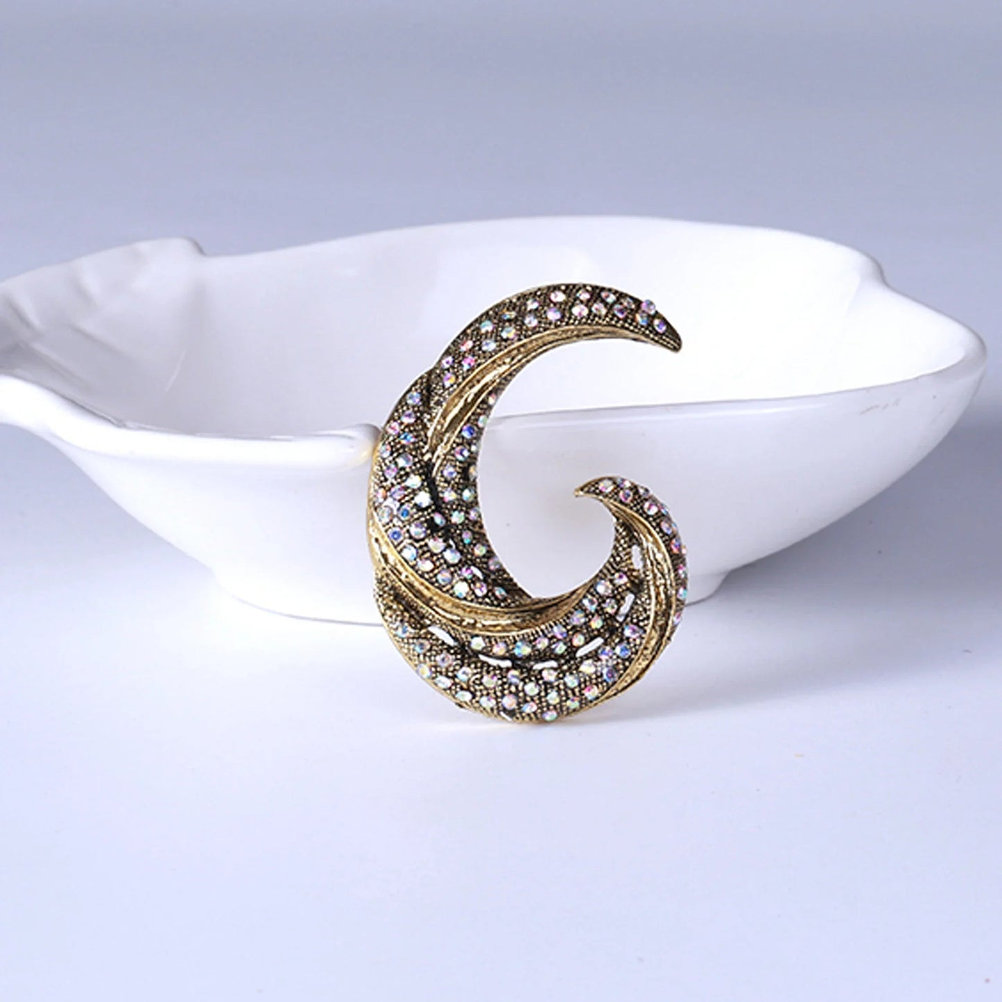 Moon brooch - Jewelry Universe