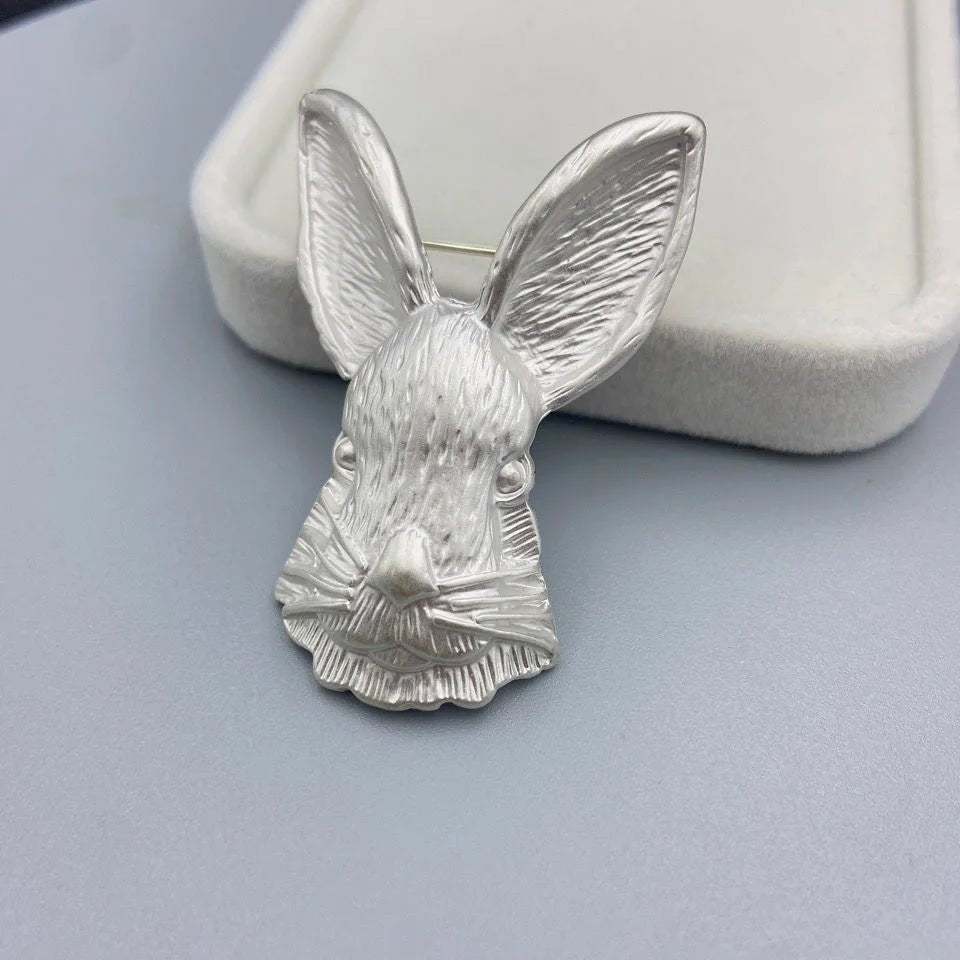 Rabbit brooch - Jewelry Universe