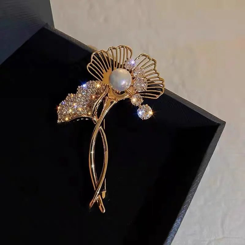 Swan brooch - Jewelry Universe