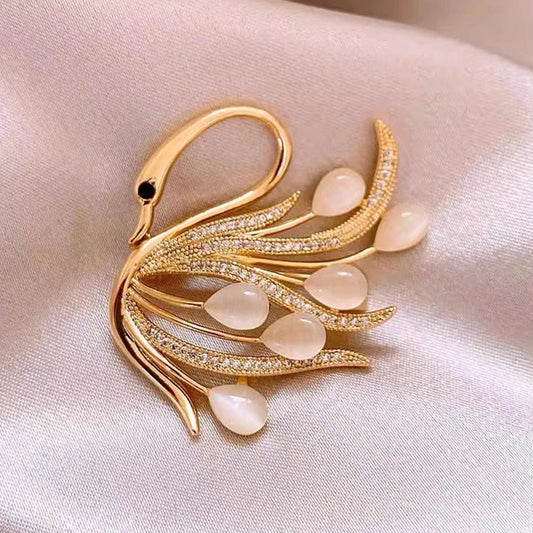 Swan brooch - Jewelry Universe