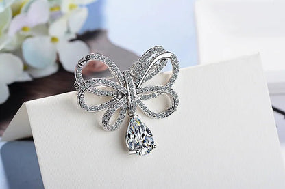 Trifari bow brooch - Jewelry Universe