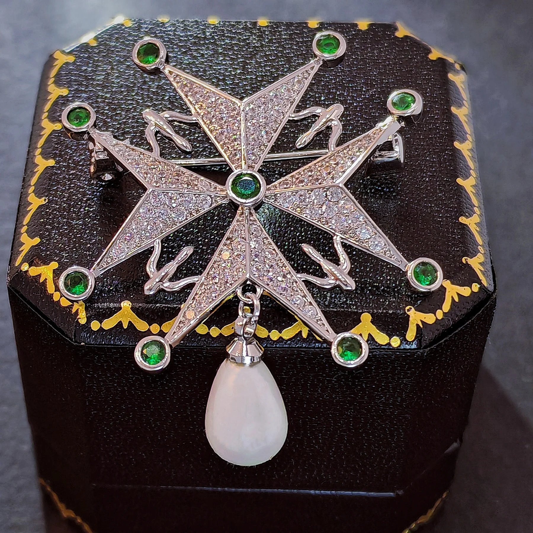 Vintage maltese cross brooch - Jewelry Universe - Jewelry making