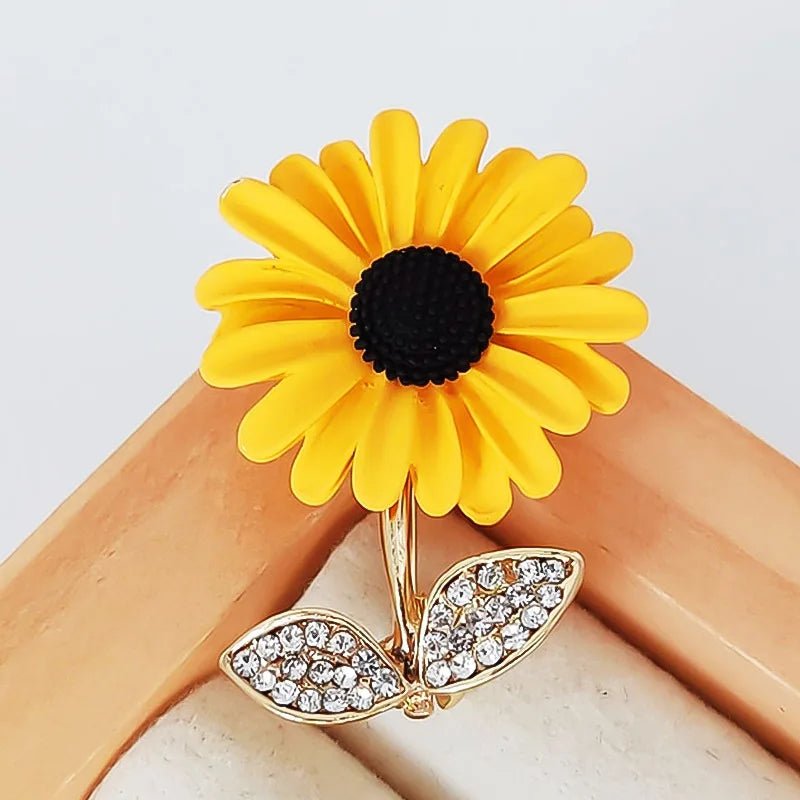 Vintage sunflower brooch - Jewelry Universe